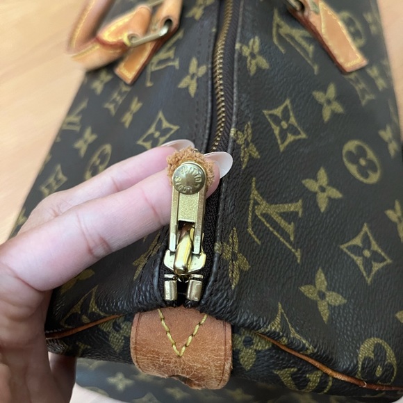 Authentic Louis Vuitton Speedy 40 in Monogram with generic twilly - Picture 13 of 17
